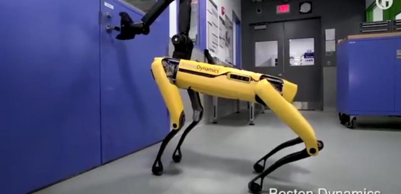Engelli kişiye kapı açan yardımcı robot.
