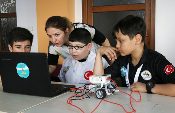 Robotik yarışmada madalya kazanan engelli öğrencinin azmi