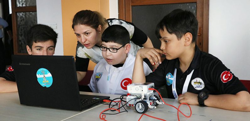 Robotik yarışmada madalya kazanan engelli öğrencinin azmi