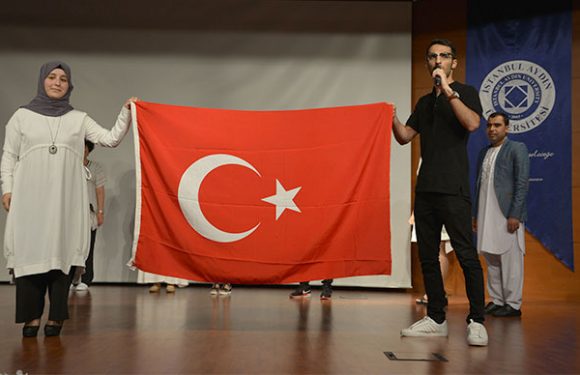 İstanbul Aydın Üniversitesi TÖMER öğrencileri mezun oldu