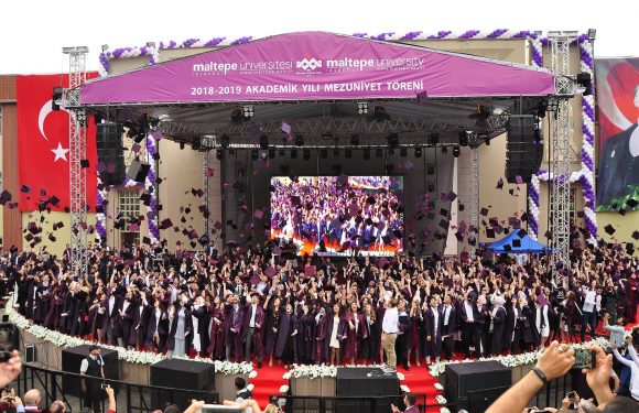 Şebnem Ferah öğrencilerin mezuniyet heyecanına ortak oldu