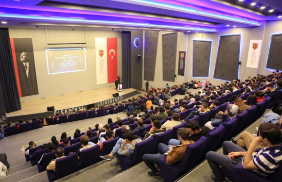 Binlerce öğrenci yeni akademik yıla ‘merhaba’ dedi