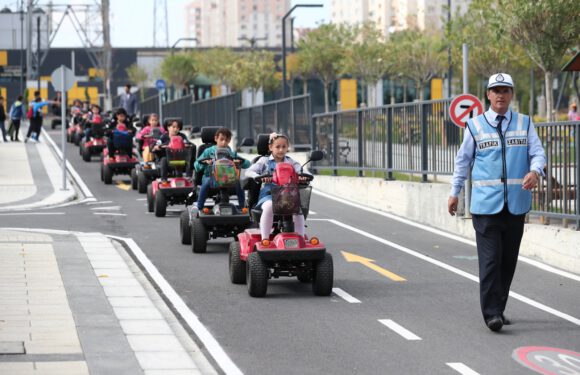 Çocuklar trafik kurallarını eğlenceli ve uygulamalı öğreniyor