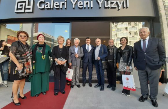 Galeri Yeni Yüzyıl kapılarını açtı