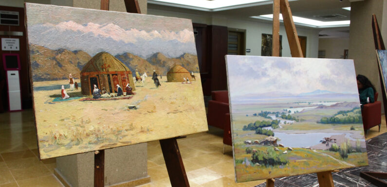 Kazak sanatçıların eserleri üniversite kampüsünde sergileniyor