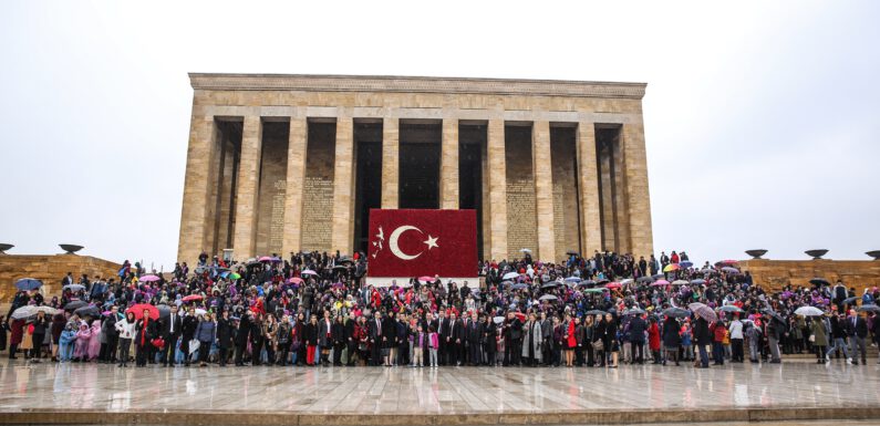 2 bin 500 öğrenciden Ata’ya ziyaret