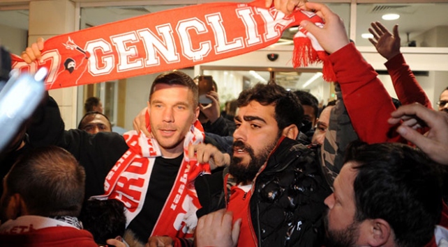 Antalyaspor’un prensipte anlaştığı Lukas Podolski kente geldi