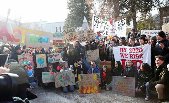 Çevreciler Davos’ta protesto düzenledi