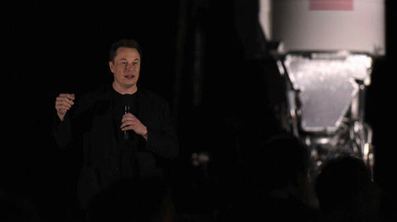 Elon Musk, Ay'a ve Mars'a insan taşıyacak "Starship"i tanıttı