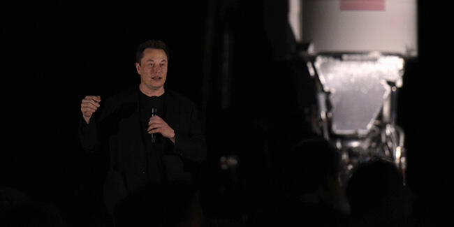 Elon Musk, Ay'a ve Mars'a insan taşıyacak "Starship"i tanıttı