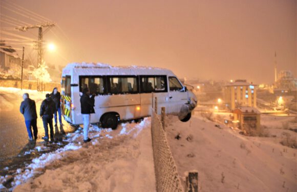 Sürücü kalp krizi geçirdi, minibüs tellere asılı kaldı