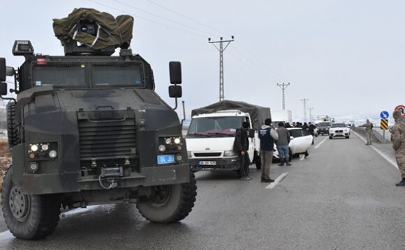 Gürbulak Gümrük Müdürlüğü aracına roketli saldırı