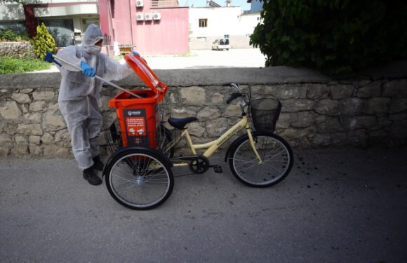 Bisikletli koronavirüs timleri, atık maske ve eldivenleri topluyor