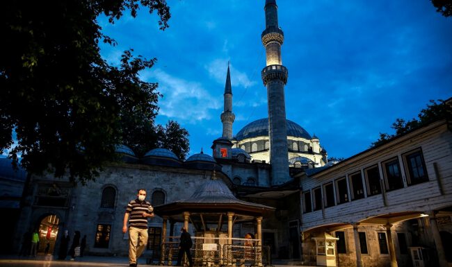 Sabah namazı yeniden cemaatle kılındı