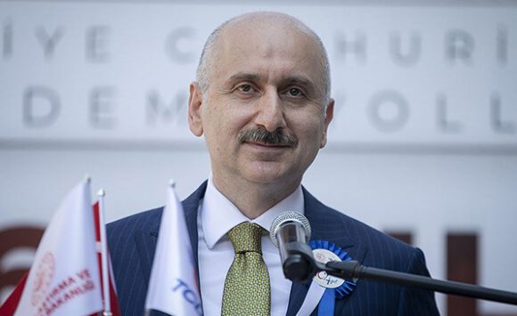 Bakan Karaismailoğlu: Öğrencilerimize ücretsiz internet paketlerini vermeye devam edeceğiz