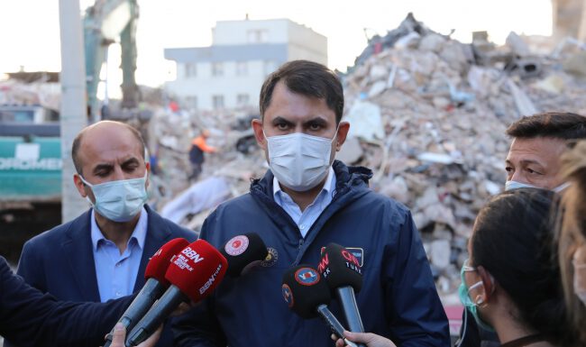 Bakan Kurum, İzmir’de enkaz kaldırma çalışmalarını inceledi