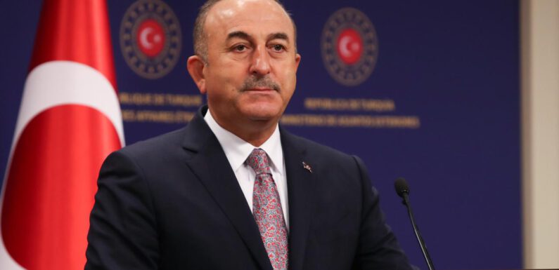 Bakan Çavuşoğlu’ndan Dendias’a: Yunan halkının itibarını zedelemeyi bırak