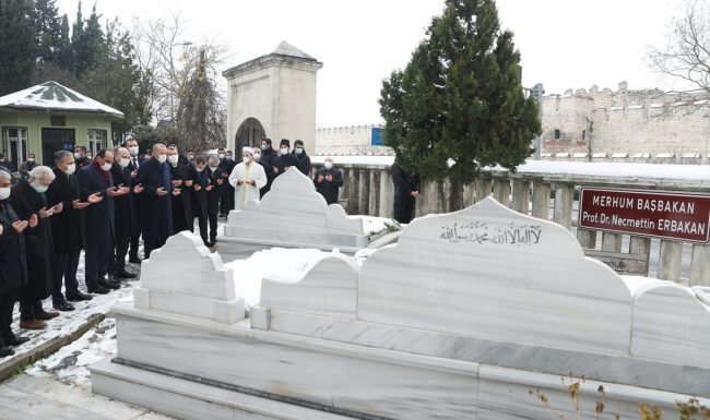 Cumhurbaşkanı Erdoğan, Erbakan’ın kabrini ziyaret etti