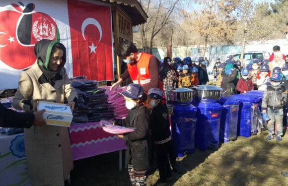 Türk askerinden Afgan yetimlere kıyafet yardımı