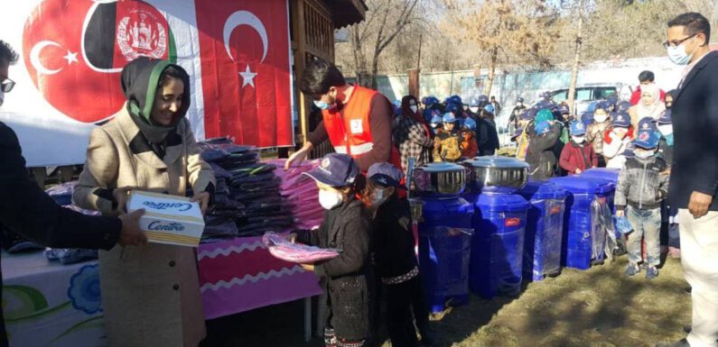 Türk askerinden Afgan yetimlere kıyafet yardımı