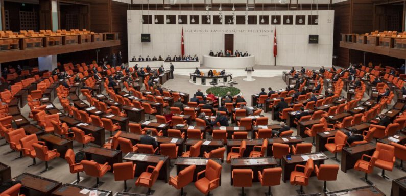 Meclis yoğun gündemle çalışmalarına başlıyor