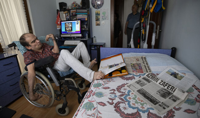 Ayak parmaklarıyla bilgisayar kullanarak ders çalışan SP hastası Yılmaz liseyi bitirdi
