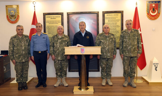 Bakan Akar sınır birliklerinin komutanları ile toplantı yaptı