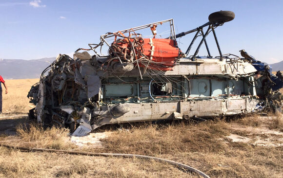 Denizli’de yangın söndürme helikopteri düştü