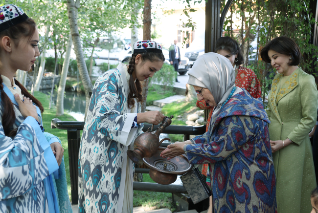 Emine Erdoğan Semerkant'ta kağıt fabrikasını ziyaret etti