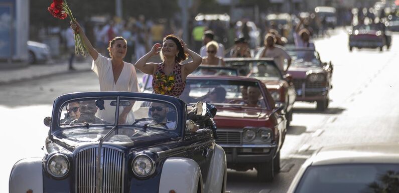 59’uncu Antalya Altın Portakal Film Festivali geleneksel kortej geçişiyle başladı