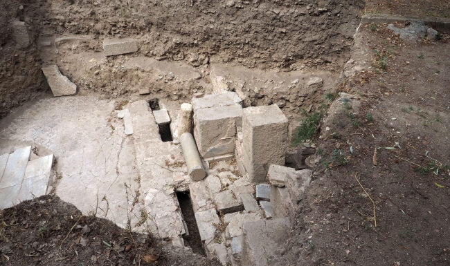 Adramytteion kazısında Roma hamamına ait yer altı ısıtma sistemi bulundu