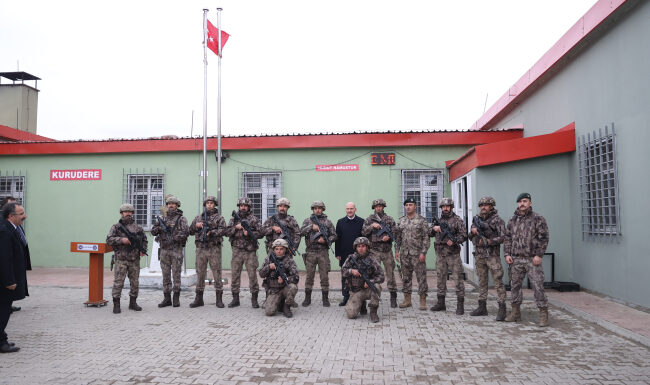 Bakan Soylu İran sınırındaki güvenlik duvarı çalışmalarını inceledi