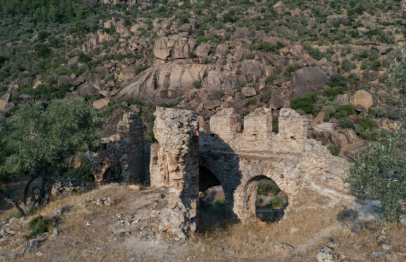 Beşparmak Dağı’na yaslanan Yediler Manastırı antik rotanın uğrak noktası