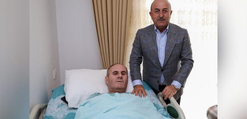 Dışişleri Bakanı Çavuşoğlu, terör saldırısında gazi olan polis memurunu ziyaret etti
