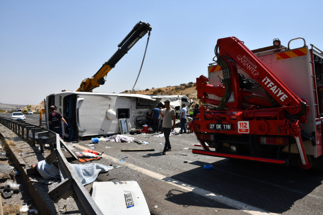 Gaziantep'teki feci kazada yeni detay: Şoför perdeyi düzeltirken hakimiyeti kaybetmiş