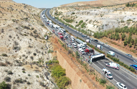 Gaziantep’teki feci kazada yeni detay: Şoför perdeyi düzeltirken hakimiyeti kaybetmiş