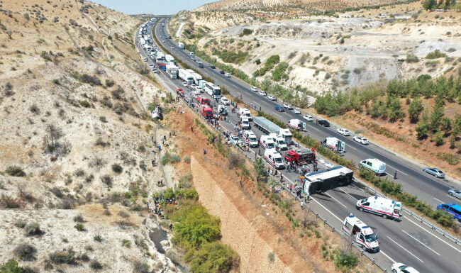 Gaziantep’teki feci kazada yeni detay: Şoför perdeyi düzeltirken hakimiyeti kaybetmiş