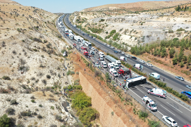 Gaziantep'teki feci kazada yeni detay: Şoför perdeyi düzeltirken hakimiyeti kaybetmiş