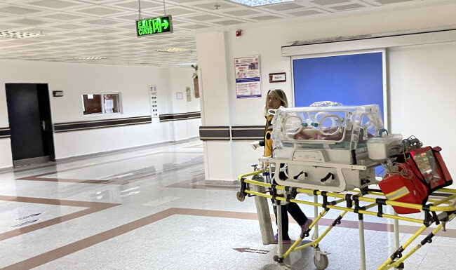 Kızı prematüre doğan doktor, minik Eylül’ü tedavi yolculuğunda yalnız bırakmadı