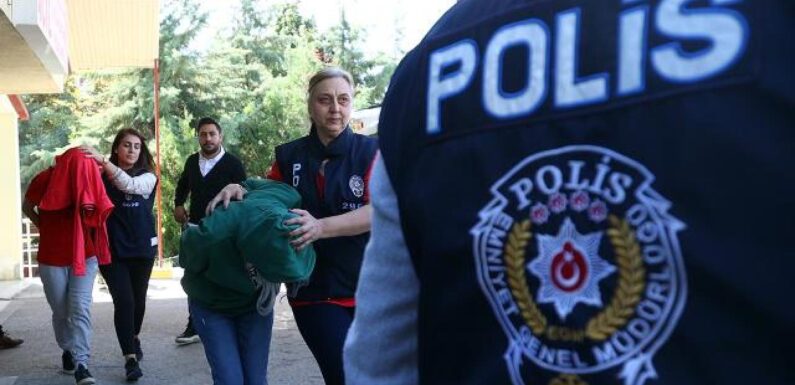 Müzisyen cinayetinin sanıklarından ikisi görevden uzaklaştırıldı, biri işten çıkarıldı