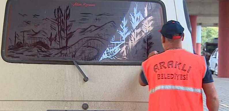 Temizlik görevlisi tozlu camları tabloya dönüştürüyor