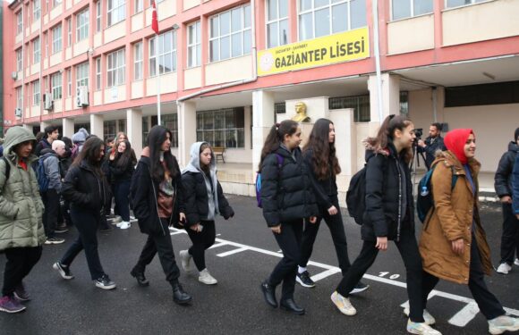 Nakil olan 35 bin depremzede öğrenci okullarına döndü TRT Haber Eğitim Haberleri