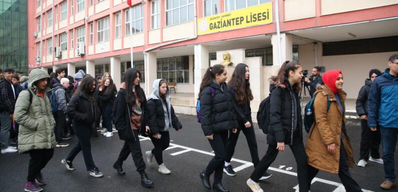 Nakil olan 35 bin depremzede öğrenci okullarına döndü TRT Haber Eğitim Haberleri