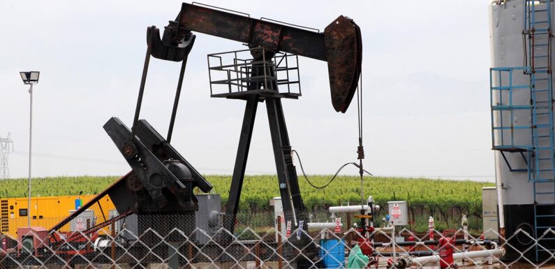 Manisa’daki petrol kuyusundan numune alınıyor TRT Haber Ekonomi Haberleri AA