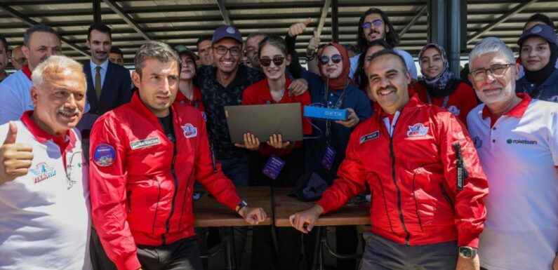 TEKNOFEST Roket Yarışmasında Bakan Kacır ve Selçuk Bayraktardan gençlere tam destek TRT Haber Bilim Teknoloji Haberleri TRT Haber