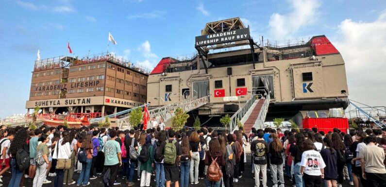 Liseye dönüştürülen Rauf Bey Gemisi’nde ilk ders zili çaldı TRT Haber Eğitim Haberleri