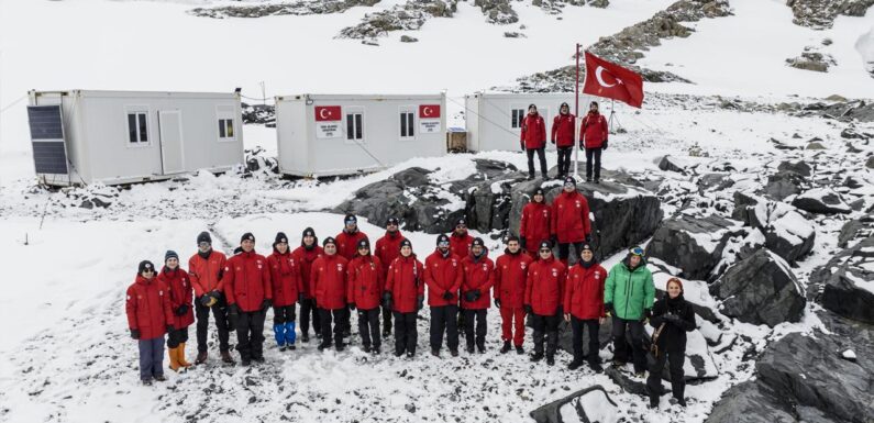 Türk bilim ekibi Beyaz Kıta’daki evi Horseshoe Adası’na ulaştı