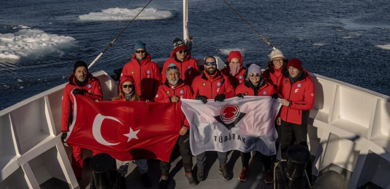 Türk bilim insanları Kuzey Kutbu’ndaki deniz buzu hattına vardı