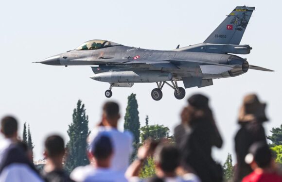 Alper Gezeravcı, F16 ile Adana semalarında süzüldü, nefesleri kesti