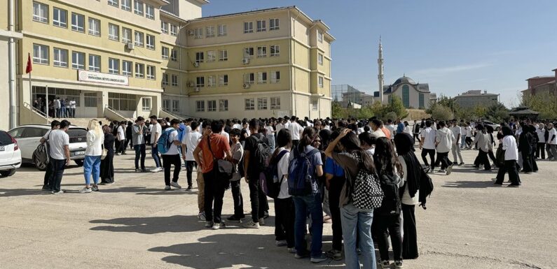 Okulların başlama ve bitiş saatlerini ilgili valilik belirleyecek